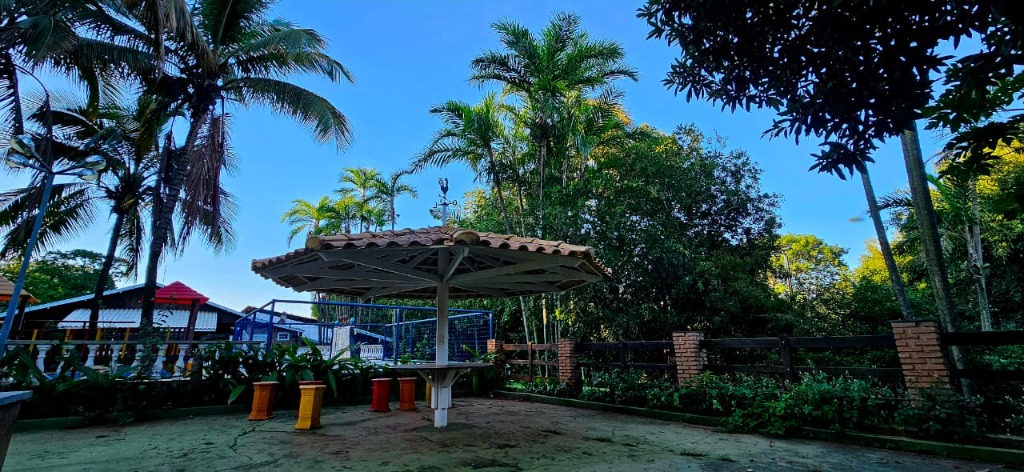 Instituto Esther Unidade 2 - Quiosque e Área Verde